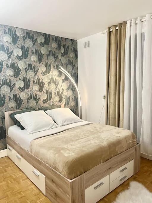 Proche Chateau De Versailles Avec Balcon Vu Sur Une Foret Et Parking Gratuit Pour 5 Personnes Maximum Exterior foto