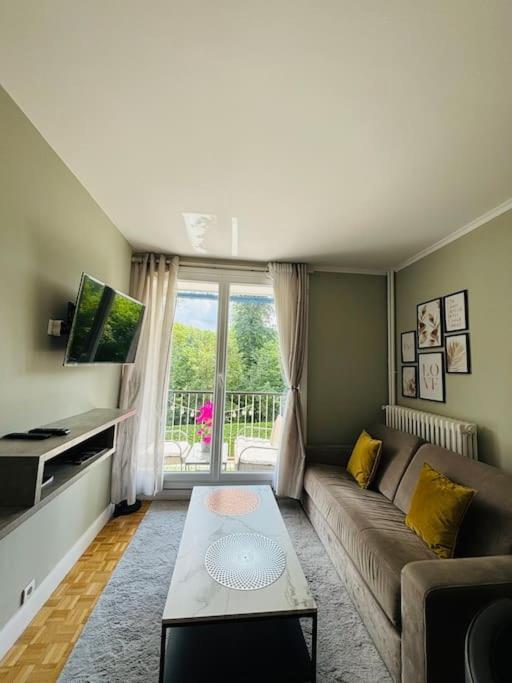 Proche Chateau De Versailles Avec Balcon Vu Sur Une Foret Et Parking Gratuit Pour 5 Personnes Maximum Exterior foto
